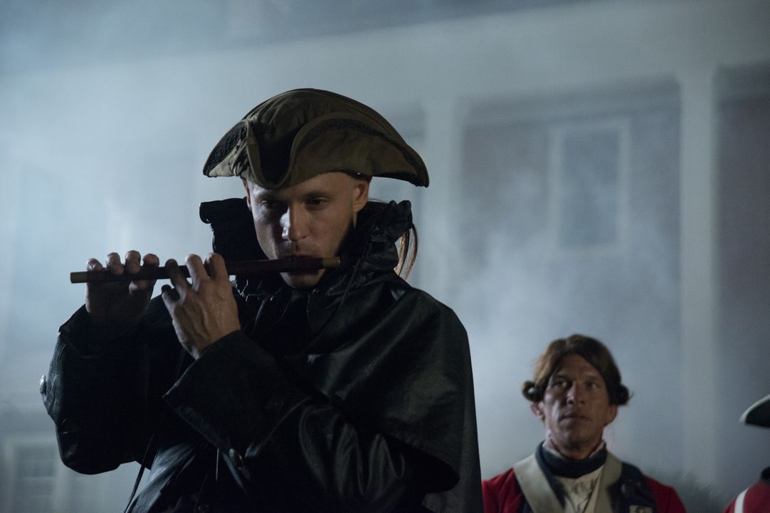 Ichabod erinnert sich, dass der Rattenfänger (Ryan Gray) schon einmal in Sleepy Hollow war und vielen britischen Soldaten den Tod brachte ... - Bildquelle: 2014 Fox and its related entities. All rights reserved.