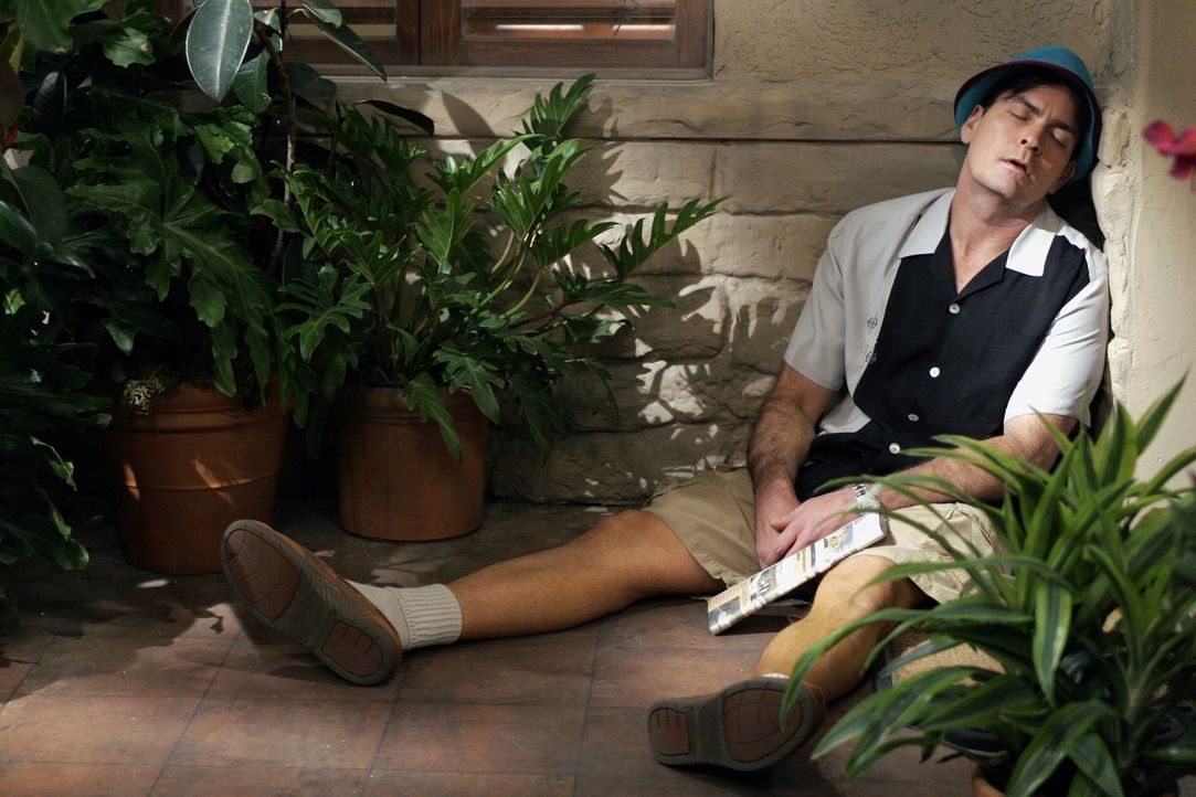 Charlie (Charlie Sheen) versucht, sich mit exzessivem Glücksspiel, Alkohol und vielen Frauen darüber hinwegzuhelfen, dass er die Hochzeit mit Mia ab... - Bildquelle: Warner Brothers Entertainment Inc.