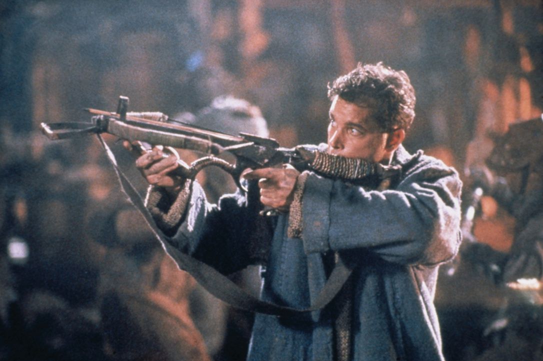 Robbins (Ray Liotta) nimmt sich einen Gegner zur Armbrust ... - Bildquelle: Columbia Tristar International Television