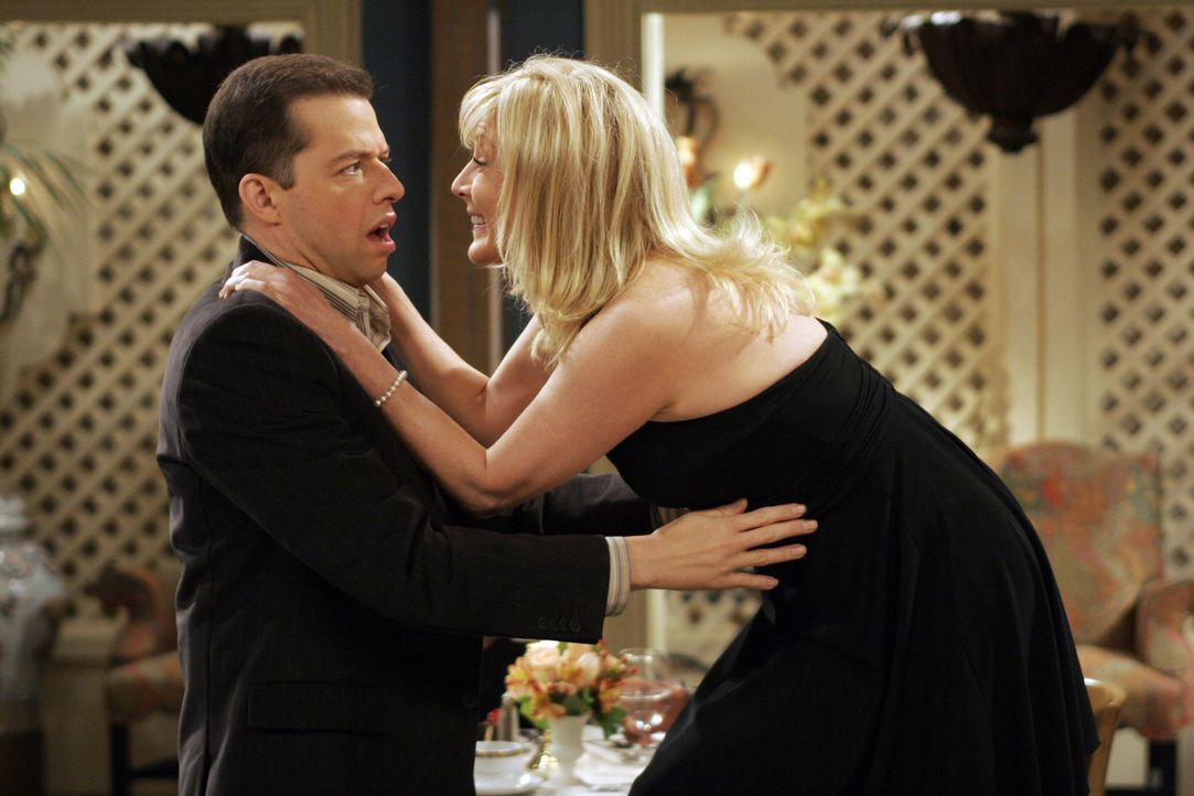 Alan (Jon Cryer, l.) steht in der Schuld seiner Mutter und muss sich deshalb während eines gemeinsamen Abendessens um Trudy (Chloe Webb, r.), die To... - Bildquelle: Warner Brothers Entertainment Inc.