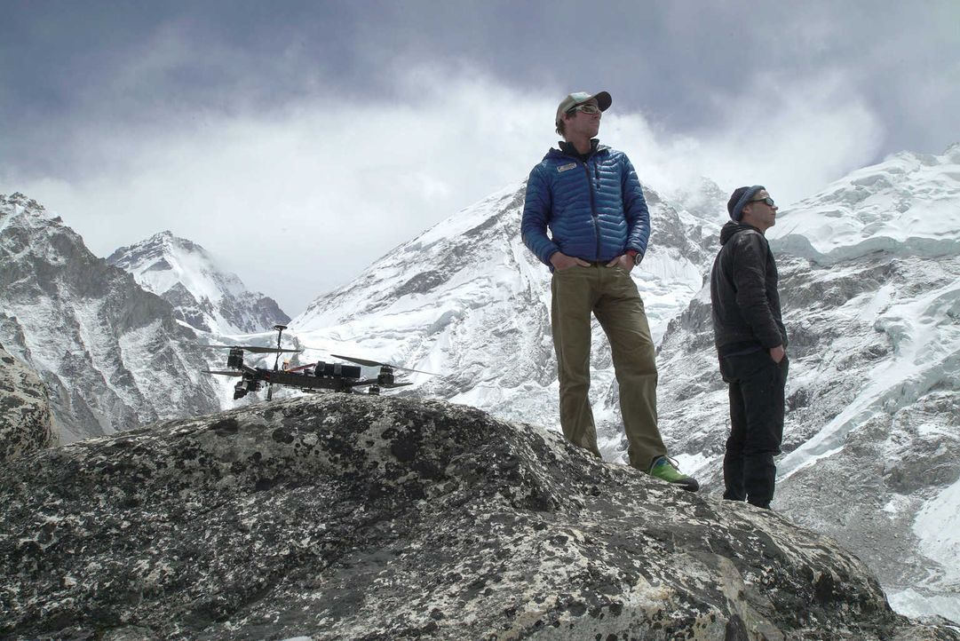 Die Doku "Everest: Mission Weltrekord" zeigt den langen und strapaziösen Weg des Expeditionsteams um Extremsportler Lukas Furtenbach. Von den Vorber... - Bildquelle: ProSieben MAXX