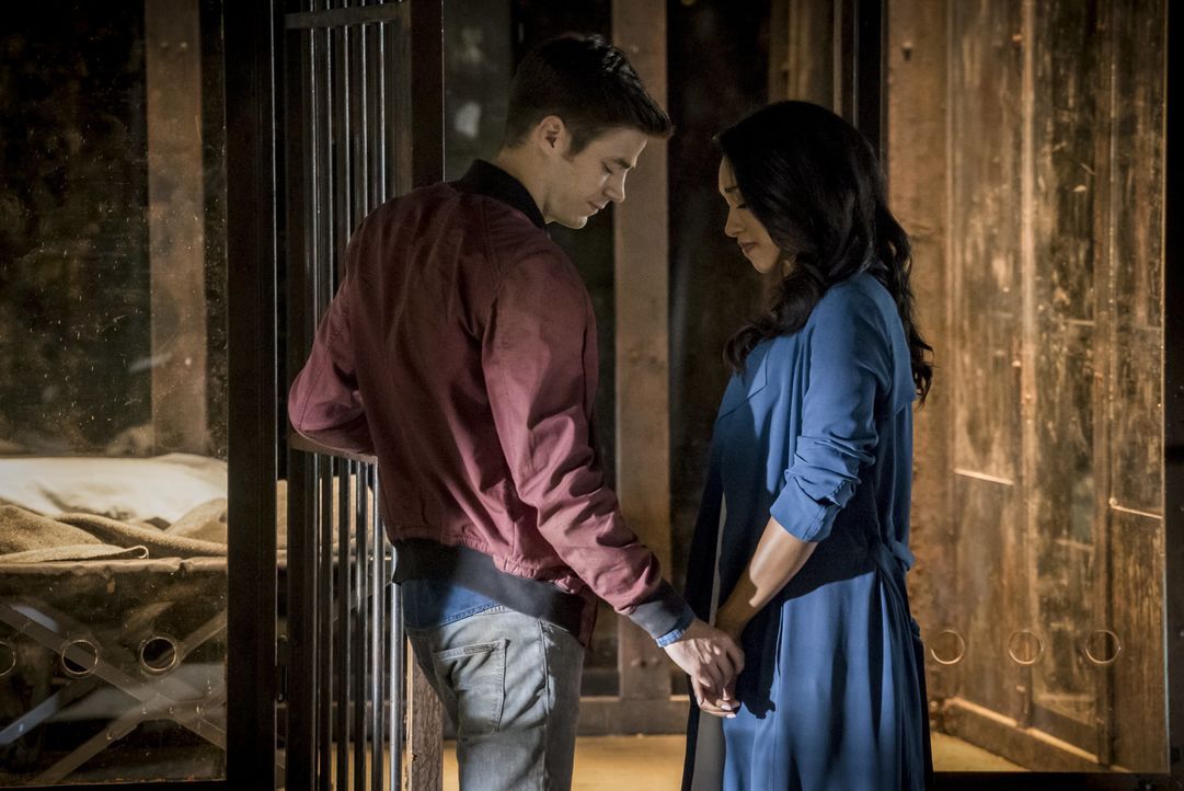 Wird Barry (Grant Gustin, l.) tatsächlich damit zurechtkommen, dass sein ganzes Leben sich geändert hat und selbst Iris (Candice Patton, r.) keine E... - Bildquelle: 2016 Warner Bros.