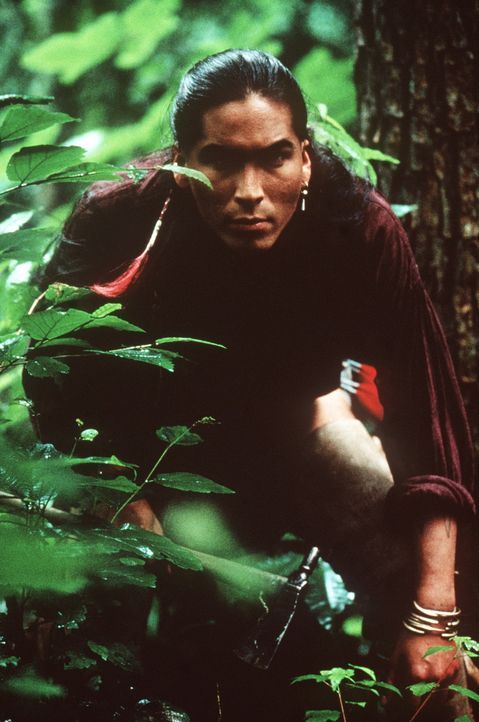 Lautlos pirscht sich Uncas (Eric Schweig) an das feindliche Lager heran ... - Bildquelle: 20th Century Fox