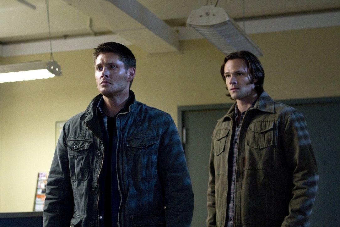 Riskieren im Kampf gegen das Böse ihr Leben aufs Neue: Sam (Jared Padalecki, r.) und Dean (Jensen Ackles, l.) ... - Bildquelle: Warner Bros. Television