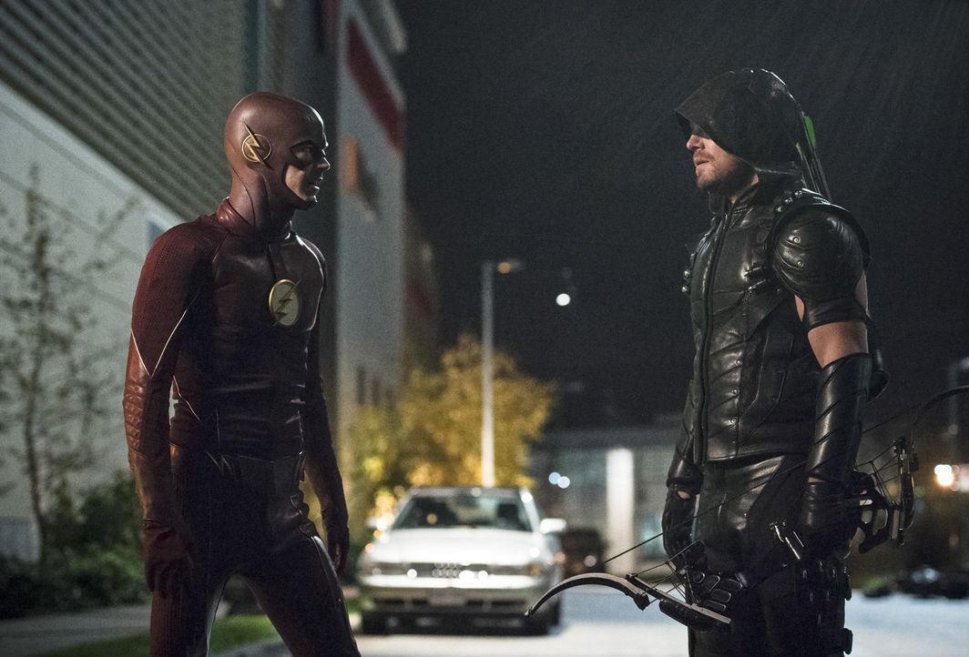 Als sich der Rettungsversuch von Kendra anders entwickelt als erwartet, sind sich Barry alias The Flash (Grant Gustin, l.) und Oliver alias Green Ar... - Bildquelle: 2015 Warner Brothers.