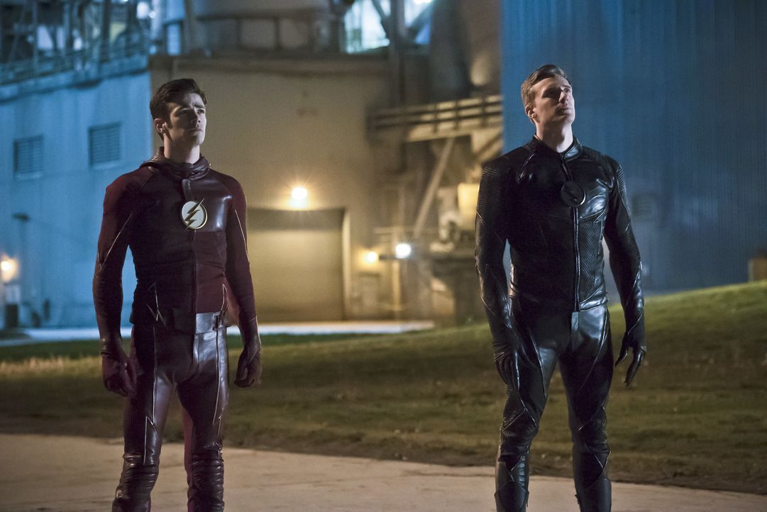 Wird es Zoom (Teddy Sears, r.) tatsächlich gelingen, Barry alias The Flash (Grant Gustin, l.) zu beweisen, dass sie sich ähnlicher sind, als gedacht... - Bildquelle: Warner Bros. Entertainment, Inc.
