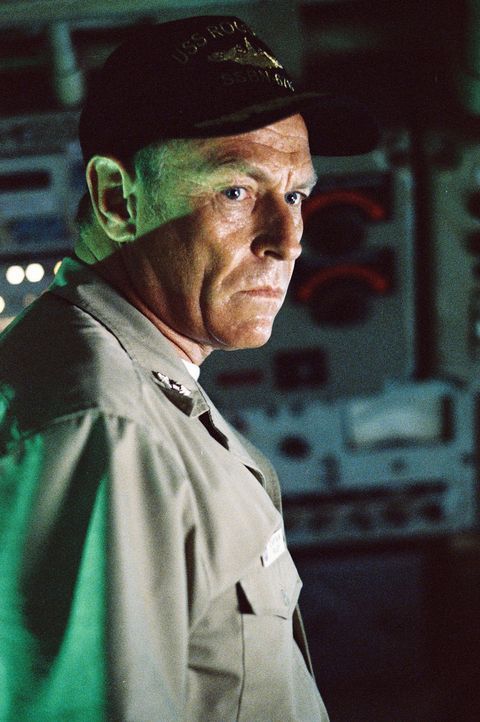 Nachdem zwei Taucher gefressen wurden, wird nun auch noch die Strom- und Sauerstoffversorgung zur Oberfläche durchgebissen. Captain Riley (Corbin Be... - Bildquelle: 2004 Sharky Productions A.V.V.  All Rights Reserved.