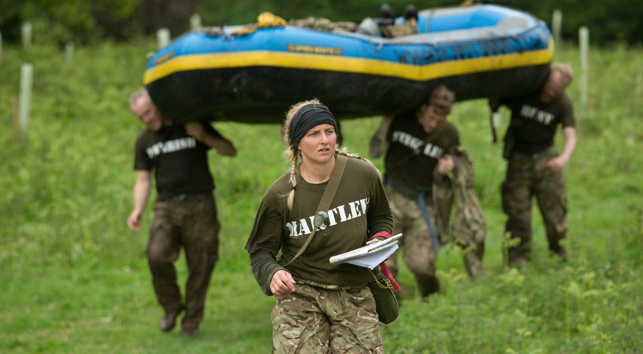 Die sowohl weiblichen als auch männlichen Teilnehmer der BBC-Show gehören zu den fittesten Briten und müssen durch die absolute Hölle: 40 Stunden oh... - Bildquelle: Adrian Rogers 2015 BBC