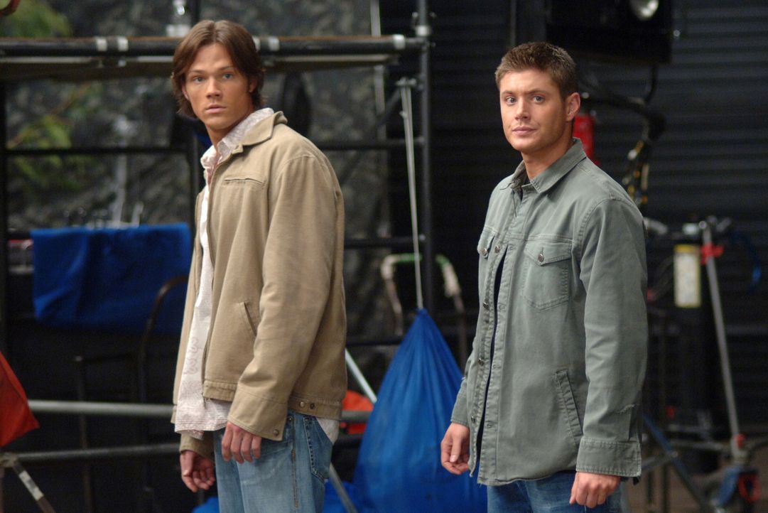 Sam (Jared Padalecki, l.) und Dean (Jensen Ackles, r.) machen einen Trip nach Hollywood, um am Set eines Horrorfilms den Tod eines Schauspielers zu... - Bildquelle: Warner Bros. Television