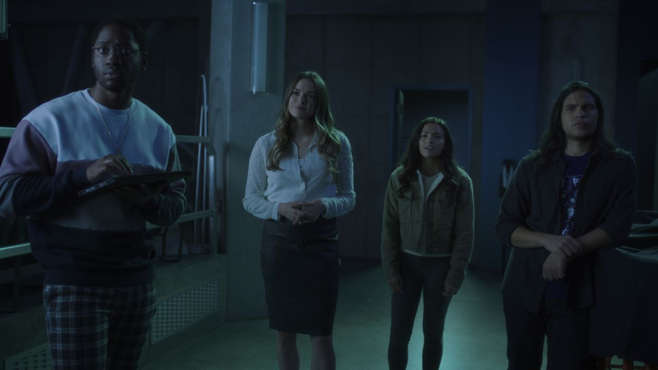 (v.l.n.r.) Chester P. Runk (Brandon McKnight); Caitlin Snow (Danielle Panabaker); Allegra Garcia (Kayla Compton); Cisco Ramon (Carlos Valdes) - Bildquelle: Warner Bros. Entertainment Inc. All Rights Reserved.