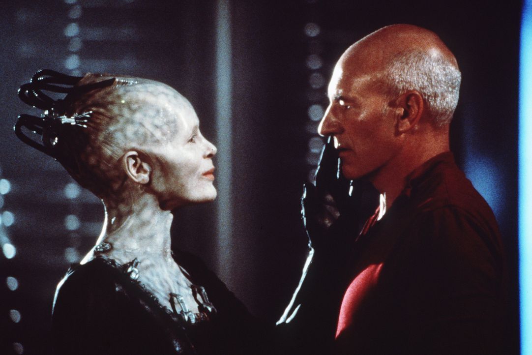 Die Borg-Königin (Alice Krige, l.) begrüßt Picard (Patrick Stewart, r.), nachdem die Borg die Enterprise geentert haben ... - Bildquelle: Paramount Pictures