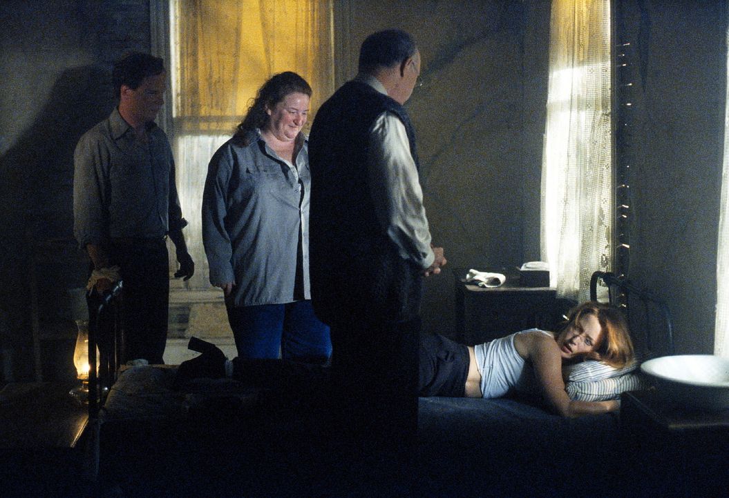 Scully (Gillian Anderson, r.) wird in Utha von scheinbar harmlosen Leuten daran gehindert, den Ort zu verlassen ... - Bildquelle: TM +   2000 Twentieth Century Fox Film Corporation. All Rights Reserved.