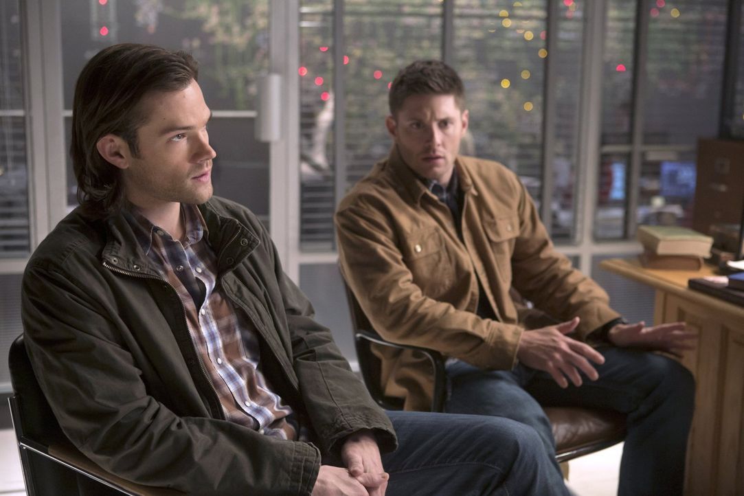 Während Sam (Jared Padalecki, l.) und Dean (Jensen Ackles, r.) Castiel bei seinen Angelegenheiten helfen wollen, möchte Abaddon einen Deal mit Crowl... - Bildquelle: 2013 Warner Brothers