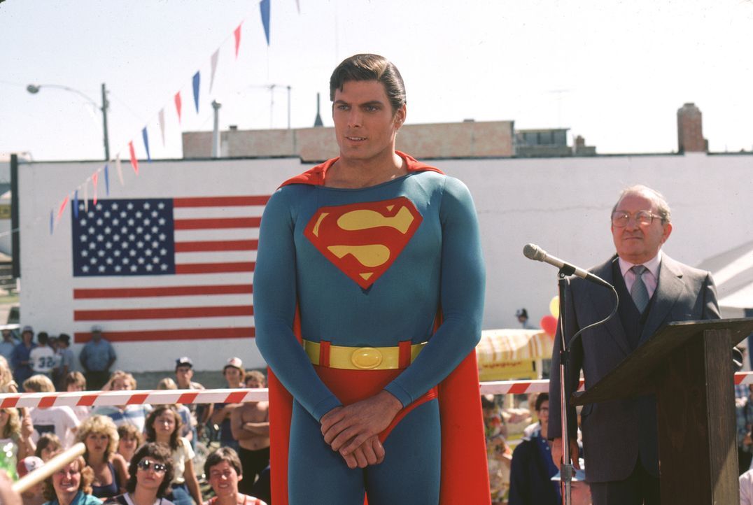 Der Helfer in der Not wird gefeiert: Supaerman (Christopher Reeve, l.) - Bildquelle: Warner Bros.
