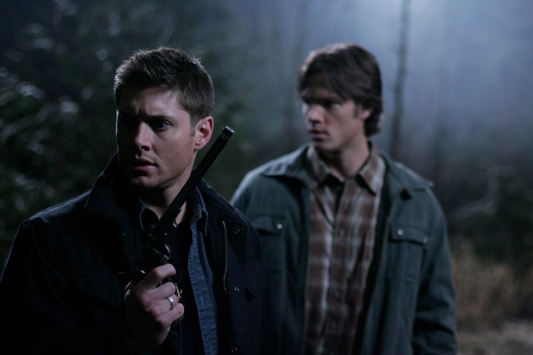 Nachdem Dean (Jensen Ackles, l.) einen Deal mit einem weiblichen Dämon eingegangen ist, erwacht Sam (Jared Padalecki, r.) wieder von den Toten. Geme... - Bildquelle: Warner Bros. Television