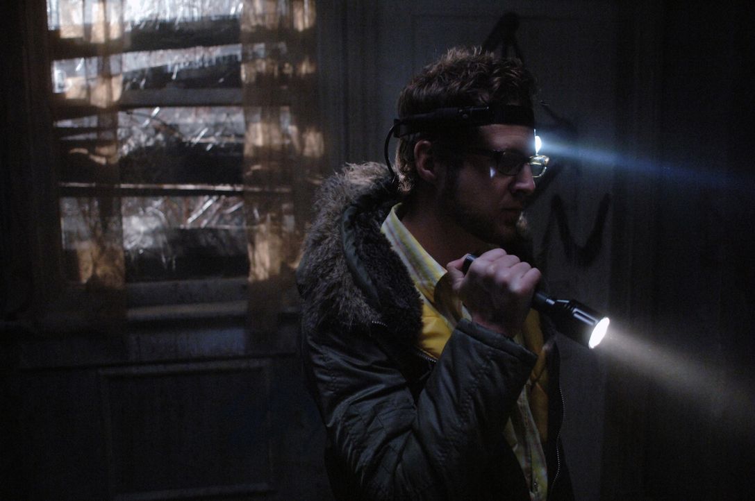 Ed (A.J. Buckley) und Harry haben eine gewalttätige Serie voller Gotteslästerung erfunden, die sie ins Haus Morton bringt, einem verlassenen Gelände... - Bildquelle: Warner Bros. Television