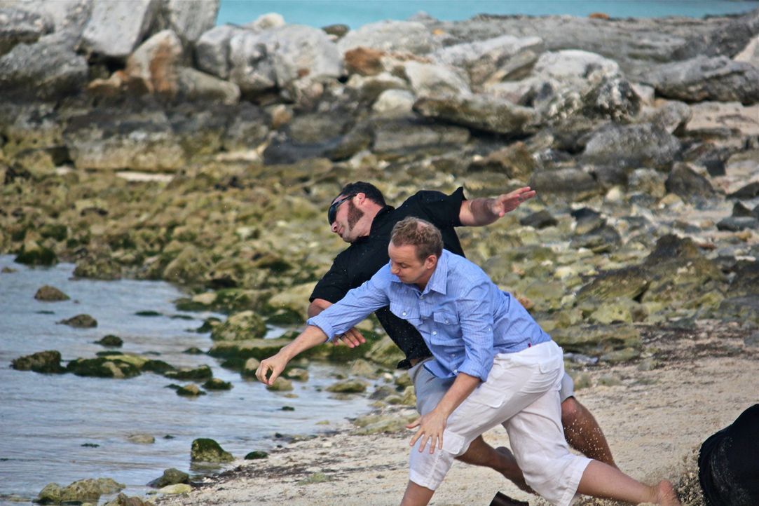 Noch versucht Holt (Bart Baggett, vorne), seinen Angreifern zu entkommen - doch wird es ihnen gelingen, ihn auf die Insel des wahnsinnigen Tiburon z... - Bildquelle: 2012, THE INSTITUTION, LLC. All Rights Reserved.