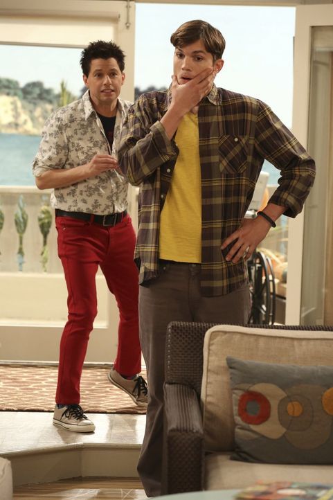 Um über die Trennung von Lyndsey hinwegzukommen, nimmt Alan (Jon Cryer, l.) den Rat von Walden (Ashton Kutcher, r.) an und verändert seinen Look ... - Bildquelle: Warner Brothers Entertainment Inc.