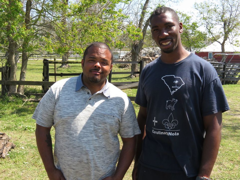 Roger Mooking (l.); Dr. Howard Conyers (r.) - Bildquelle: 2017, Television Food Network, G.P. All Rights Reserved.