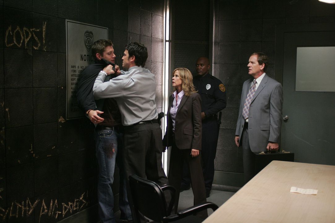 Die Situation beim Verhör eskaliert: Peter Sheridan (Jason Gedrick, 2.v.l.) macht Dean (Jensen Ackles, l.) große Vorwürfe. Selbst seine Kollegin Dia... - Bildquelle: Warner Bros. Television
