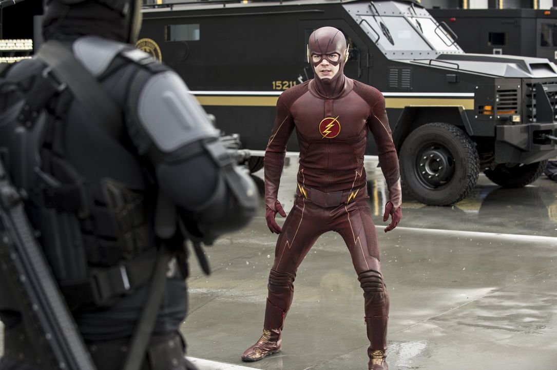 Während Barry alias The Flash (Grant Gustin) eigentlich mit der Suche nach Eddie beschäftigt ist, hält ihn auch noch ein Goldräuber auf Trab ... - Bildquelle: Warner Brothers.