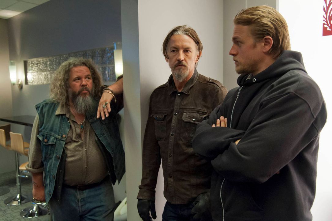 Bobby (Mark Boone Junior, l.), Chibs (Tommy Flanagan, M.) und Jax (Charlie Hunnam, r.) halten bedingungslos zusammen ... - Bildquelle: 2012 Twentieth Century Fox Film Corporation and Bluebush Productions, LLC. All rights reserved.