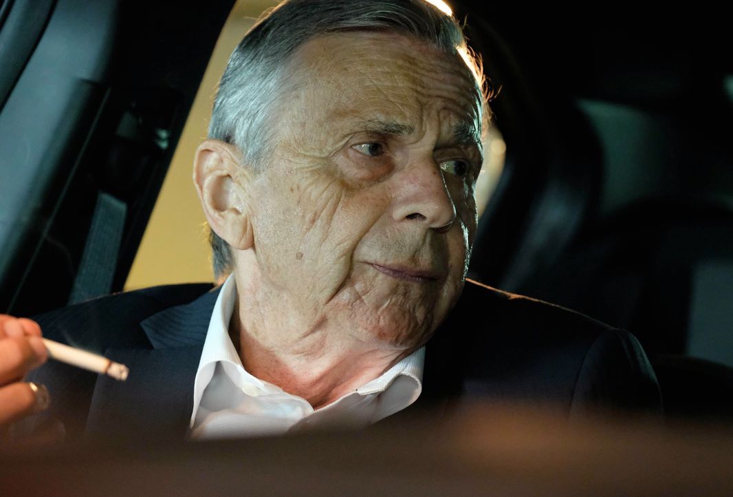 Warum will der Krebskandidat (William B. Davis) unbedingt verhindern, dass Scully ihren Sohn findet? - Bildquelle: Robert Falconer 2017 Fox and its related entities. All rights reserved. / Robert Falconer