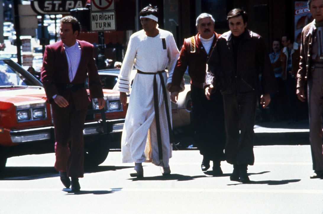 Kirk (William Shatner, l.), Spock (Leonard Nimoy, 2.v.l.), Scotty (James Doohan, 2.v.r.) und Chekov (Walter Koenig, r.) im San Francisco der Gegenwa... - Bildquelle: Paramount Pictures