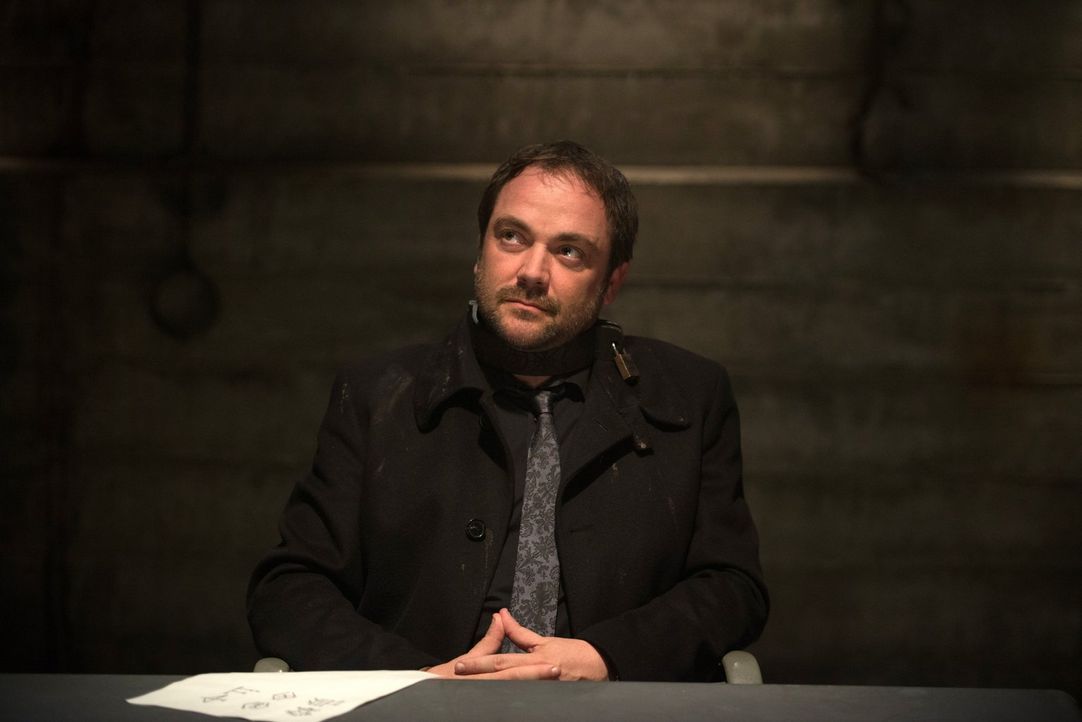 Sam hofft, dass der menschliche Funke in Crowley (Mark Sheppard) ihn dazu bringen wird, beim Entziffern der Tafel zu helfen. Setzt Sam da auf den Fa... - Bildquelle: 2013 Warner Brothers