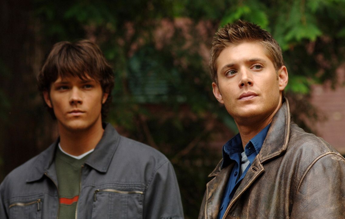 Nach und nach kommen Sam (Jared Padalecki, l.) und Dean (Jensen Ackles, r.) den mysteriösen Todesfällen auf die Spur ... - Bildquelle: Warner Bros. Television