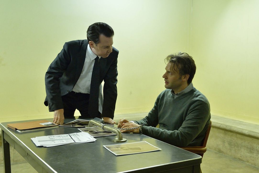 Spezial Agent Monroe (Dan Lett, l.) will Eph (Corey Stoll, r.) den Mord an dem Piloten nachweisen und kommt gar nicht erst auf die Idee, dass etwas... - Bildquelle: 2014 Fox and its related entities. All rights reserved.