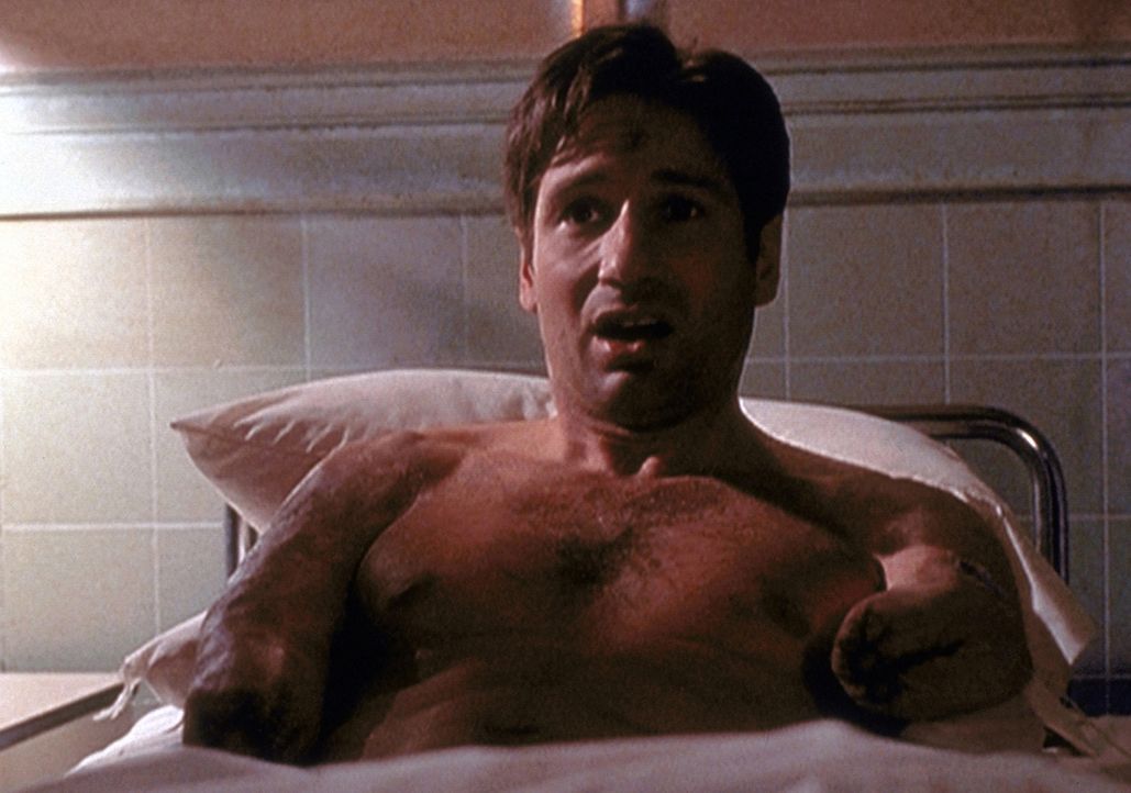 Als Mulder (David Duchovny) in einem Krankenbett erwacht, fehlen ihm beide Arme. Diesen grauenvollen Alptraum verdankt er einer künstlichen Intellig... - Bildquelle: TM +   2000 Twentieth Century Fox Film Corporation. All Rights Reserved.