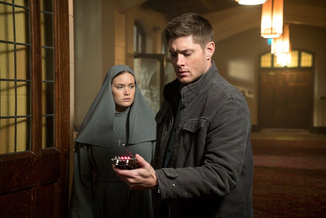Als Schwester Mathias (Rachel Keller, l.) erkennt, wer ihre angebliche Freundin wirklich ist, versucht sie, Dean (Jensen Ackles, r.) vor der ruhelos... - Bildquelle: 2016 Warner Brothers