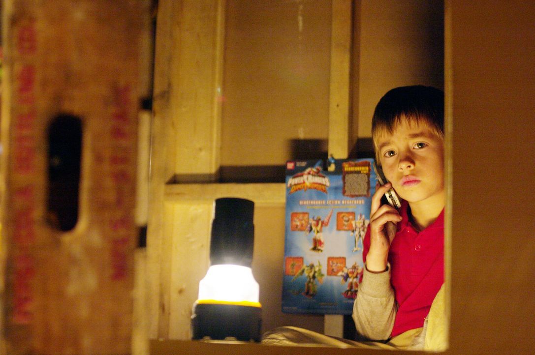 Tommy Smith (Jimmy Bennett) und seine Schwester werden im Haus als Geiseln gehalten, doch dem cleveren Jungen gelingt es, Kontakt zur Außenwelt aufz... - Bildquelle: 2004 Hostage, LLC. All Rights Reserved