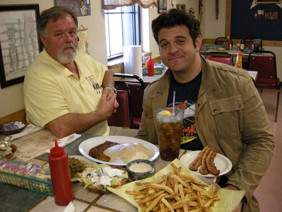 Bevor Adam (r.) bei der Fifth-Third-Burger-Challenge in Grand Rapids antreten muss, trifft er im texanischen Amarillo Tim Youngblood (l.), den Besit... - Bildquelle: 2008, The Travel Channel, L.L.C.