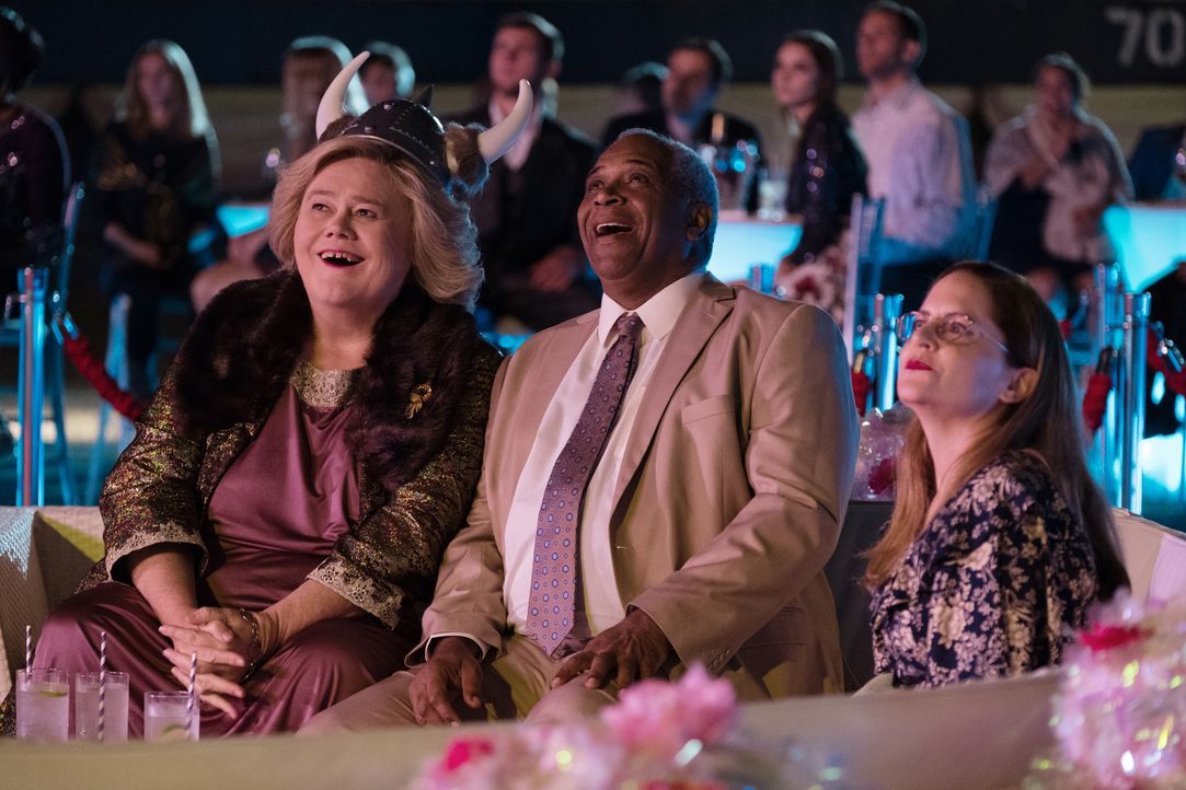 (v.l.n.r.) Christine Baskets (Louie Anderson); Ken Daniels (Alex Morris); Martha Brooks (Martha Kelly) - Bildquelle: 2018 FX Productions, LLC. All rights reserved.