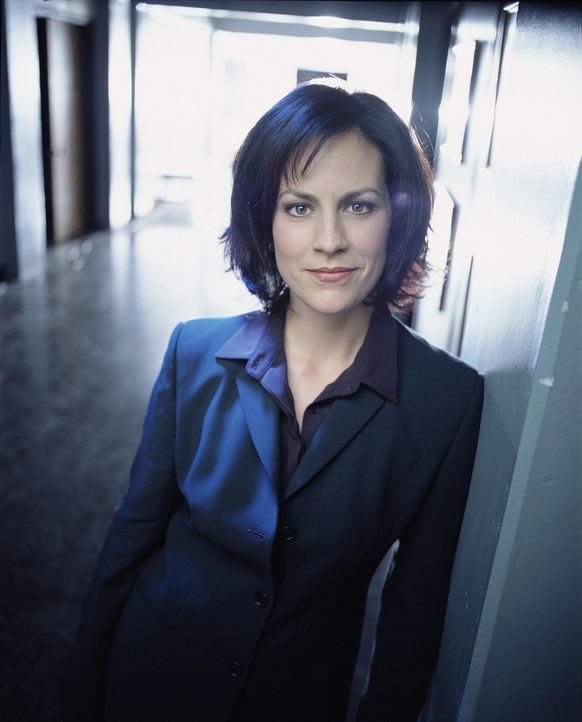 (8. Staffel) - FBI-Agentin Monica Reyes (Annabeth Gish) unterstützt ihre Kollegen tatkräftig. - Bildquelle: TM +   2000 Twentieth Century Fox Film Corporation. All Rights Reserved.