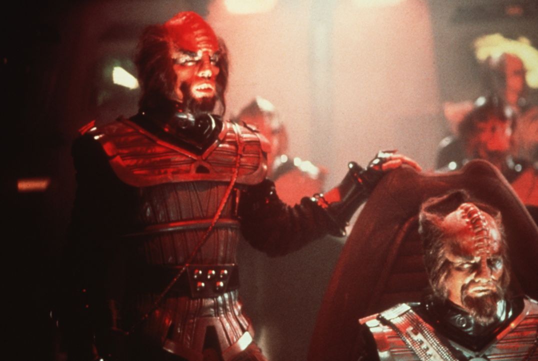 Der finstere Klingonen-Kapitän (Mark Lenard, l.) will die Enterprise zerstören ... - Bildquelle: Paramount Pictures