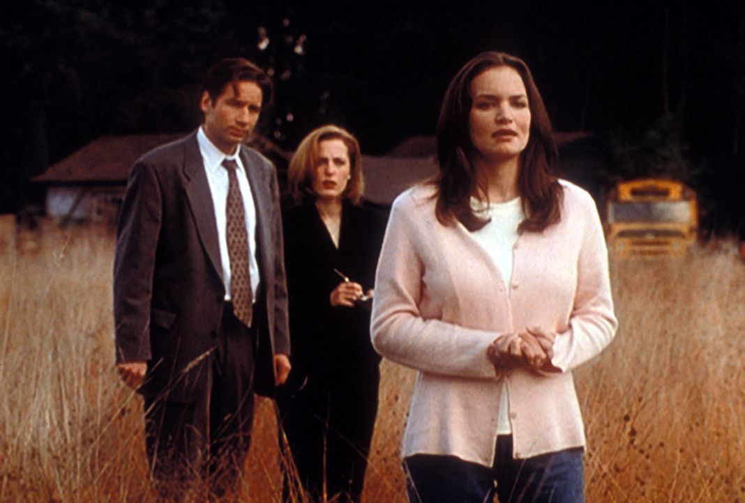 Fox Mulder (David Duchovny, l.) hält Melissa (Kristen Cloke, r.) für die Reinkarnation eine längst verstorbenen Person. Scully (Gillian Anderson, M.... - Bildquelle: TM +   2000 Twentieth Century Fox Film Corporation. All Rights Reserved.