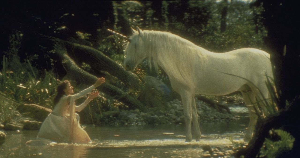 Lili (Mia Sara) versucht das weiße Einhorn zu streicheln ... - Bildquelle: Universal Pictures