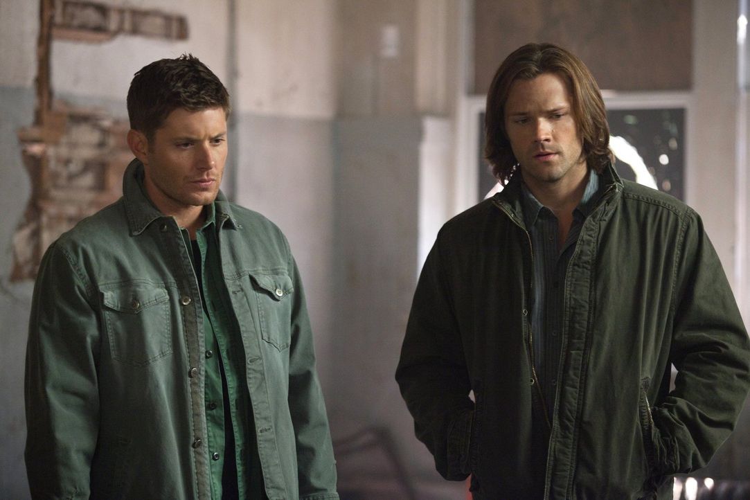 Um die Tore zur Hölle endlich für immer schließen zu können, brauchen Sam (Jared Padalecki, r.) und Dean (Jensen Ackles, l.) die Steintafeln, doch d... - Bildquelle: Warner Bros. Television