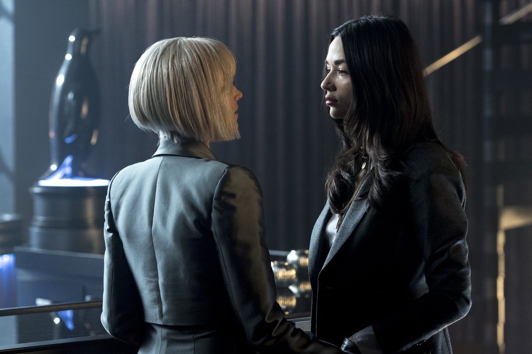 Noch ahnen Barbara (Erin Richards, l.) und Sofia (Crystal Reed, r.) nicht, dass auf Gotham ein Krieg wartet ... - Bildquelle: 2017 Warner Bros.