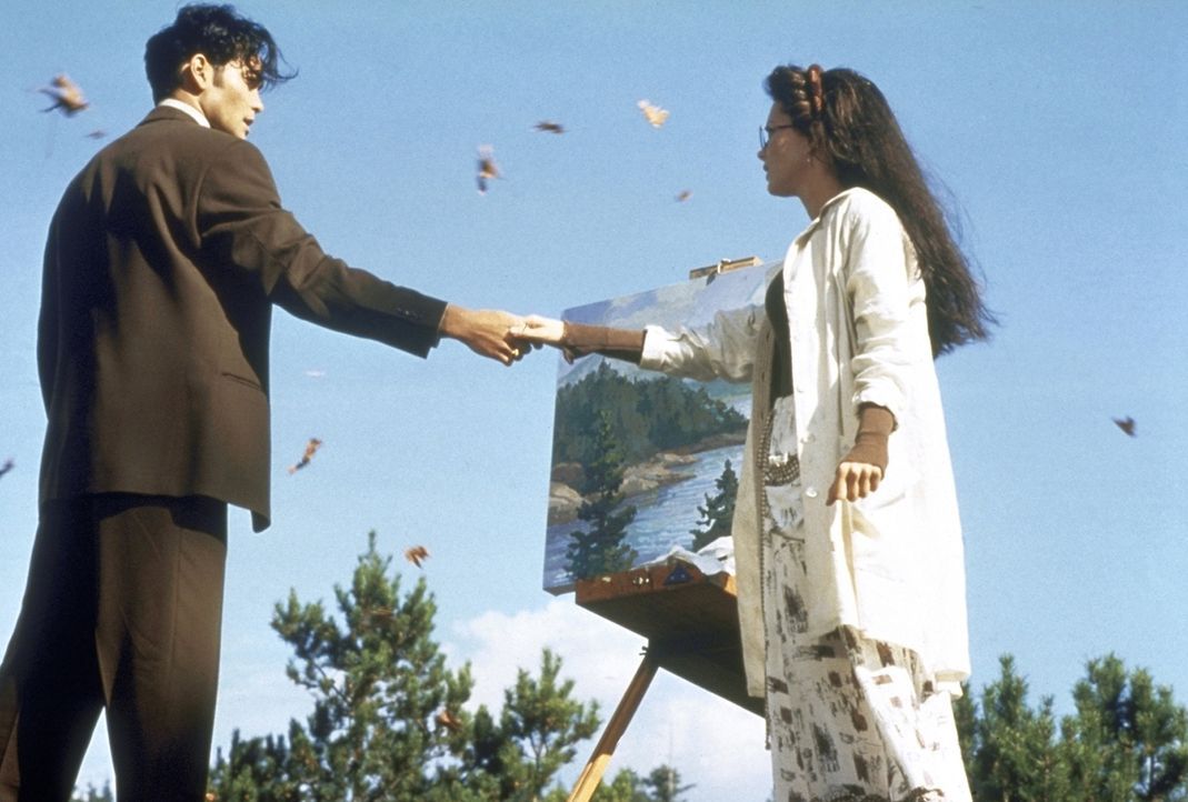Als die schöne Malerin Emu O'Hara (Julie Condra, r.) Yo (Mark Dacascos, l.) kennenlernt, ahnt sie nichts von ihrem Verhängnis - Yo muss sie töten, d... - Bildquelle: Warner Bros.