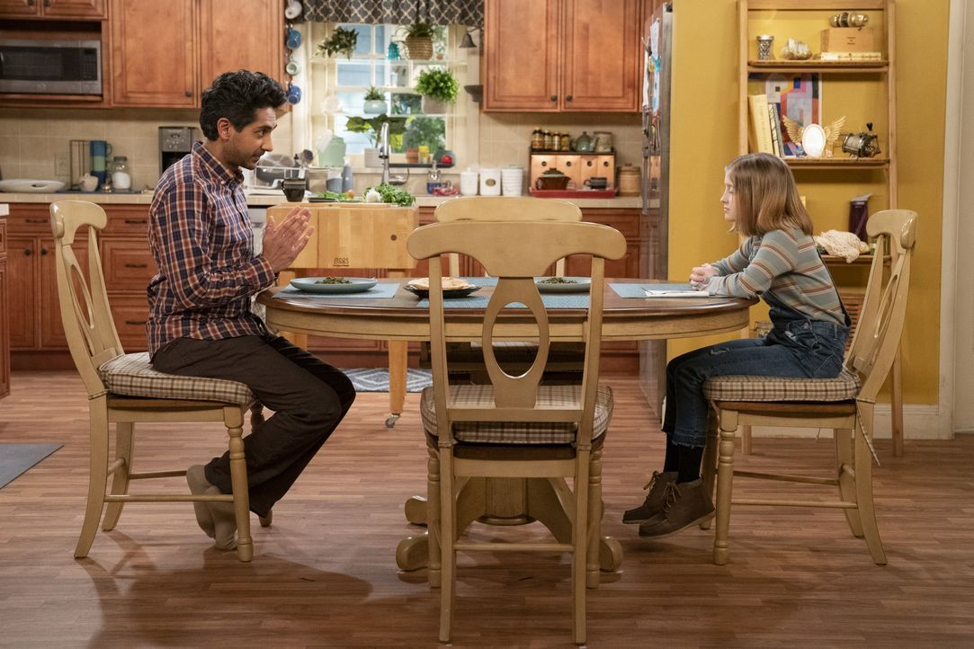 Al (Adhir Kalyan, l.); Hazel (Farrah Mackenzie, r.) - Bildquelle: Erik Voake © 2021 CBS Broadcasting, Inc. All Rights Reserved. / Erik Voake