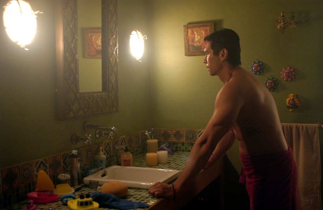 Meeno (Lou Diamond Phillips) wird von einer weiteren Halluzination heimgesucht, die ihm das Bewusstsein vermittelt, plötzlich keine Familie mehr zu... - Bildquelle: The Sci-Fi Channel