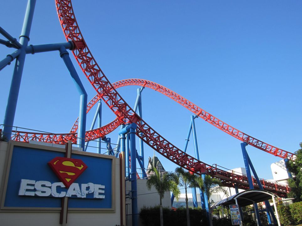 Die "Superman Escape"- Achterbahn in Australien hat es mit ihren Spitzengeschwindigkeiten in sich ... - Bildquelle: 2013, Travel Channel, L.L.C. All Rights Reserved.