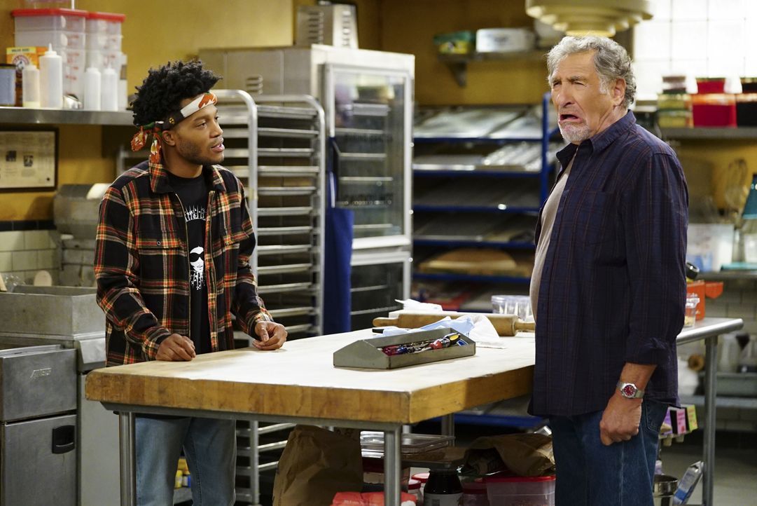 Franco (Jermaine Fowler, l.); Arthur (Judd Hirsch) - Bildquelle: Sonja Flemming 2017 CBS Broadcasting, Inc. All Rights Reserved. / Sonja Flemming
