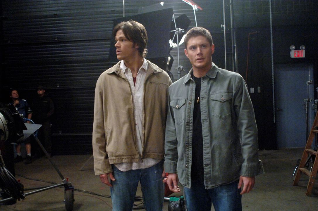 Versuchen, den Tod eines Schauspielers am Set aufzuklären: Sam (Jared Padalecki, l.) und Dean (Jensen Ackles, r.) ... - Bildquelle: Warner Bros. Television