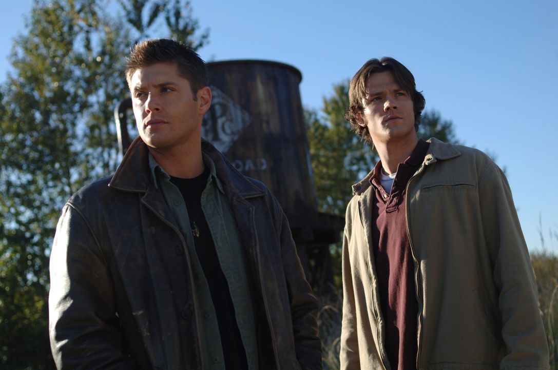 Um einen Mann namens Evan zu retten, müssen es Sam (Jared Padalecki, r.) und Dean (Jensen Ackles, l.) mit einem Dämon aufnehmen ... - Bildquelle: Warner Bros. Television