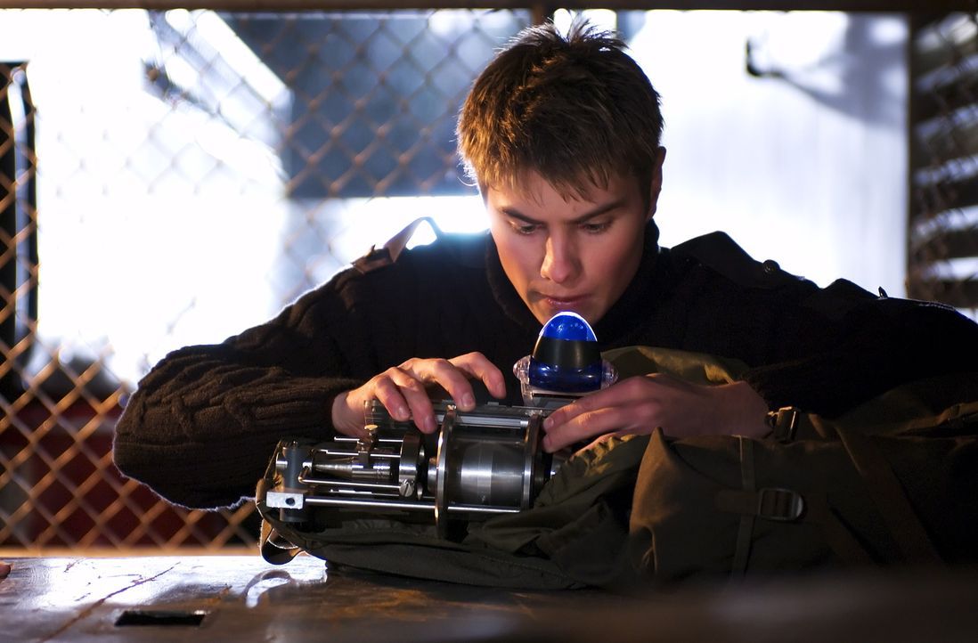 Lee (Sebastian Gacki) versucht alles, um die "Black Skulls" auszuschalten - die dunklen Mächte nehmen Überhand an der Schule ... - Bildquelle: Regent Entertainment